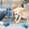 Een hond is aan het spelen met een blauwe, interactieve bal die op de grond rolt. De bal heeft een oplichtende gloed en blauwe pijlen geven de willekeurige bewegingsroute aan.