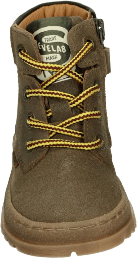 Voorkant van grijze Develab halfhoge schoen met gele veters.