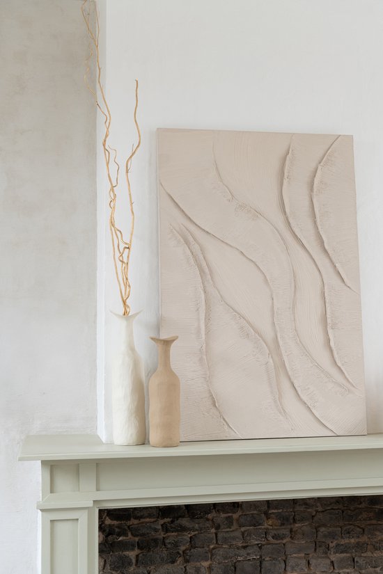 Peinture sur toile écru texturée ondulée sur une cheminée vert menthe à côté de deux vases.