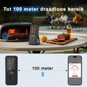 Claire vleesthermometer met display en een smartphone op een buitentafel met een gegrild stuk vlees.