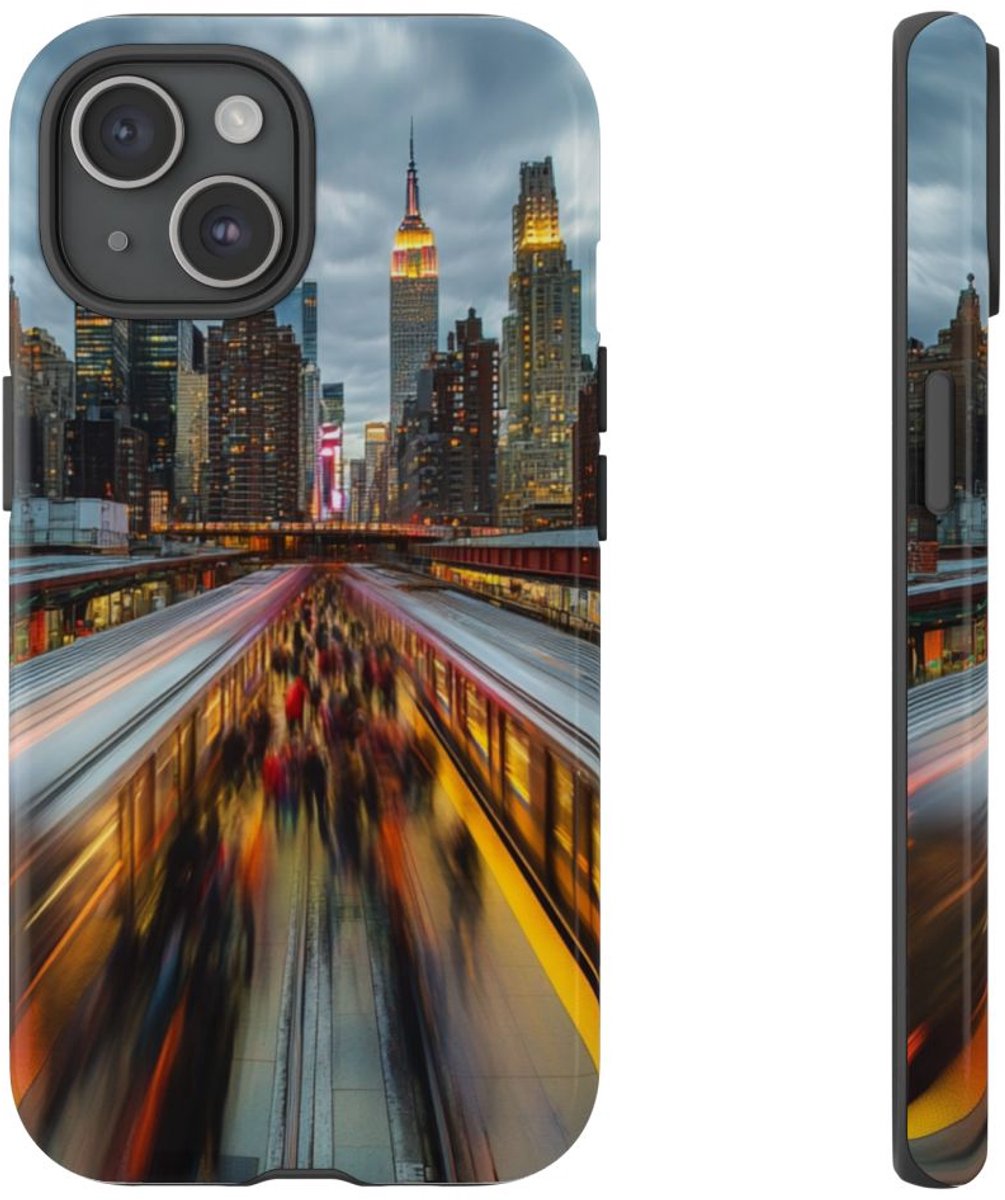 Stedelijke Skyline met Bewegende Metro – Glanzend Stevig Hoesje Geschikt voor iPhone 15