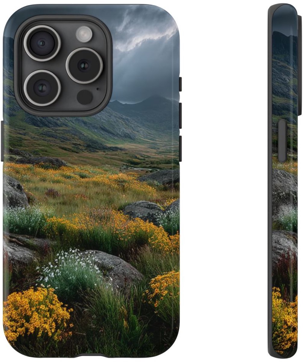 Berglandschap met Wilde Bloemen – Telefoonhoesje Geschikt voor iPhone 15 Pro