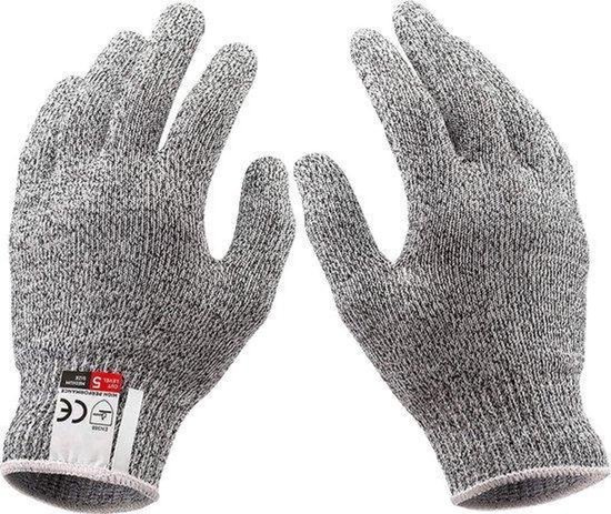 Een paar grijze, gebreide snijbestendige handschoenen met CE-certificering.