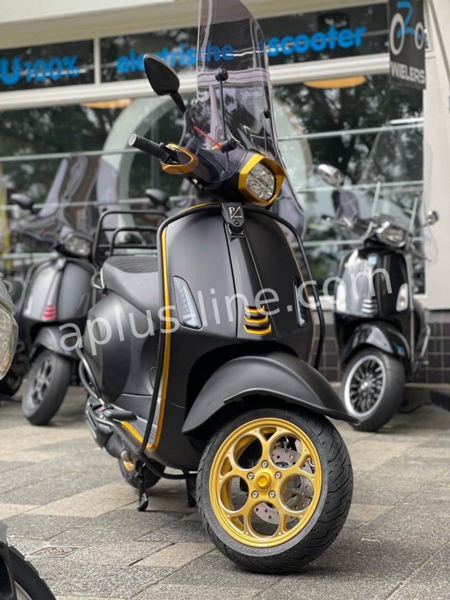 Omlijsting set aplus passend op vespa sprint 2018> mat goud