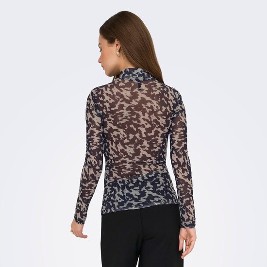 Model draagt longsleeve met hoge hals en abstracte print in nachtblauw en beige, van achteren gezien.