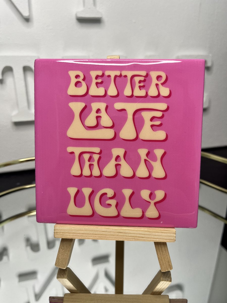 Tegeltje "Better late than ugly" | Viva Femme | Tegeltjes met tekst