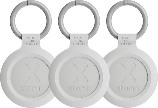 Drie witte Xtorm trackers met sleutelring, elk met 'MADE FOR TRAVEL' erop.