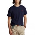 Model draagt donkerblauw Polo Ralph Lauren T-shirt, beige broek en riem.