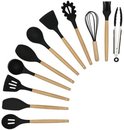 Ustensiles de cuisine noirs en silicone avec manches en bois : spatules, cuillère, louche, fouet, cuillère à pâtes, pinceau et pince.