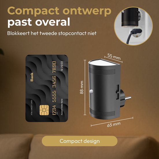 Zwarte, compacte stekkerlamp (88x65mm) naast een creditcard, blokkeert niet het tweede stopcontact.
