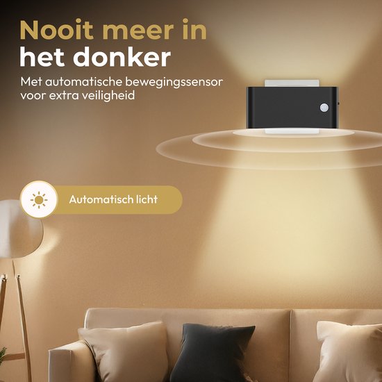 Zwarte stekkerlamp in een woonkamer, verlicht met de bewegingssensor. Geeft automatisch licht zodra beweging wordt gedetecteerd.