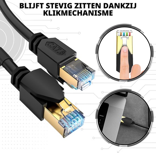 Detailweergave van een Cat 8 netwerkkabel met een vergrendelingsmechanisme en aangesloten op een laptop.