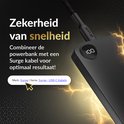 Een Surge USB-C kabel verbindt een smartphone met een powerbank met een weergave van 100%. Elektrische ontladingen omringen de scène.