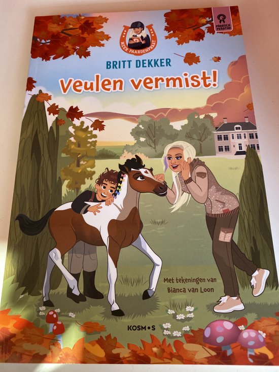 Boekomslag met een meisje dat een bruin paard knuffelt, twee meisjes, paddenstoelen en autumnbladeren. De titel is "Veulen vermist!".