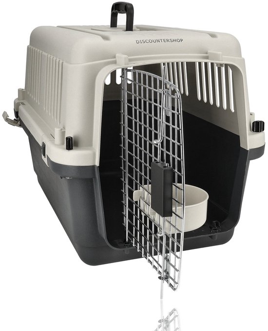 Beige en donkergrijze kattenreismand met open deur en een voerbakje, op een witte achtergrond.