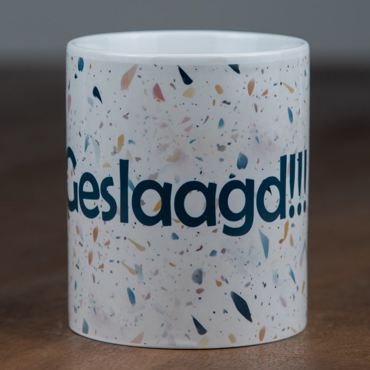 Geslaagd mok - keramieke beker met oor - feestelijke mok met confetti - geslaagd cadeau blauw