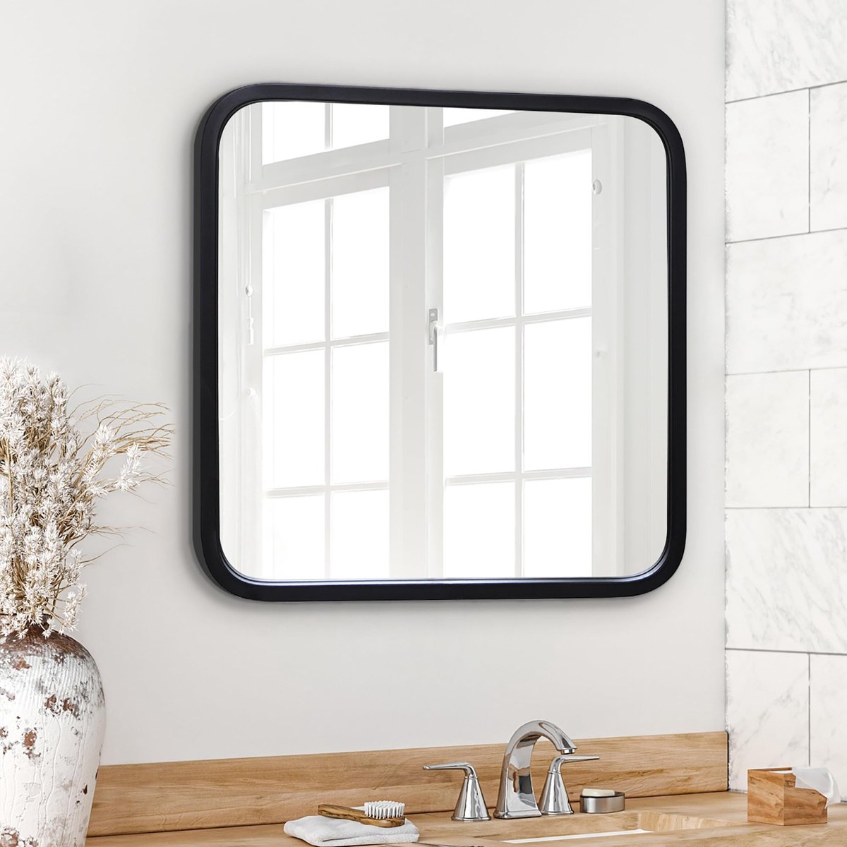 Americanflat 61cm vierkante spiegel met zwarte lijst en afgeronde hoeken - Moderne wandspiegel groot voor badkamer, slaapkamer en woonkamer - Vierkante wandspiegel voor wanddecoratie