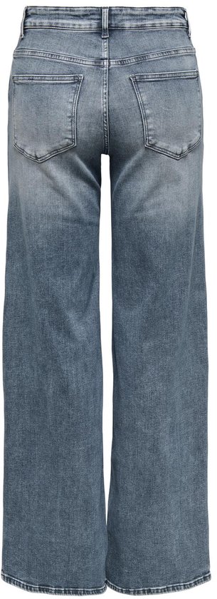 Achterkant van een wijde, lichtblauwe spijkerbroek op een witte achtergrond.