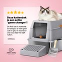 Grijze top entry kattenbak met opstapje en schep. Een Ragdoll kat ligt bovenop. Met 5 sterren en een quote van Brittany.