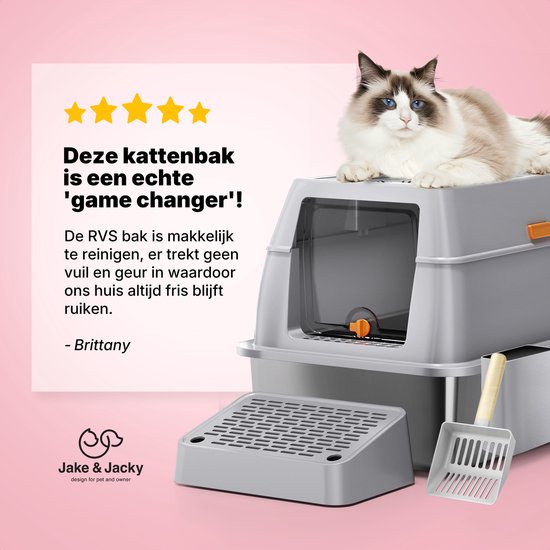 Grijze top entry kattenbak met opstapje en schep. Een Ragdoll kat ligt bovenop. Met 5 sterren en een quote van Brittany.