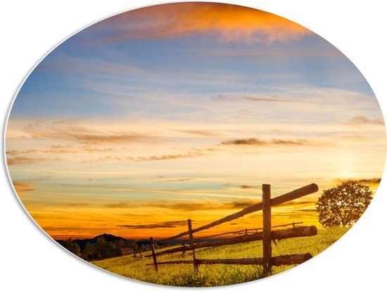 PVC Schuimplaat Ovaal - Houten Hekken in het Landschap in de Bergen tijdens Felle Zonsondergang - 68x51 cm Foto op Ovaal (Met Ophangsysteem)