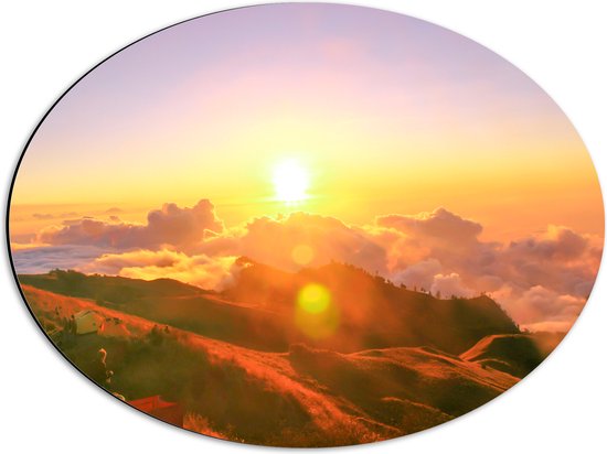 Dibond Ovaal - Felle Zonnestralen boven het Wolkendek op Bergen - 56x42 cm Foto op Ovaal (Met Ophangsysteem)