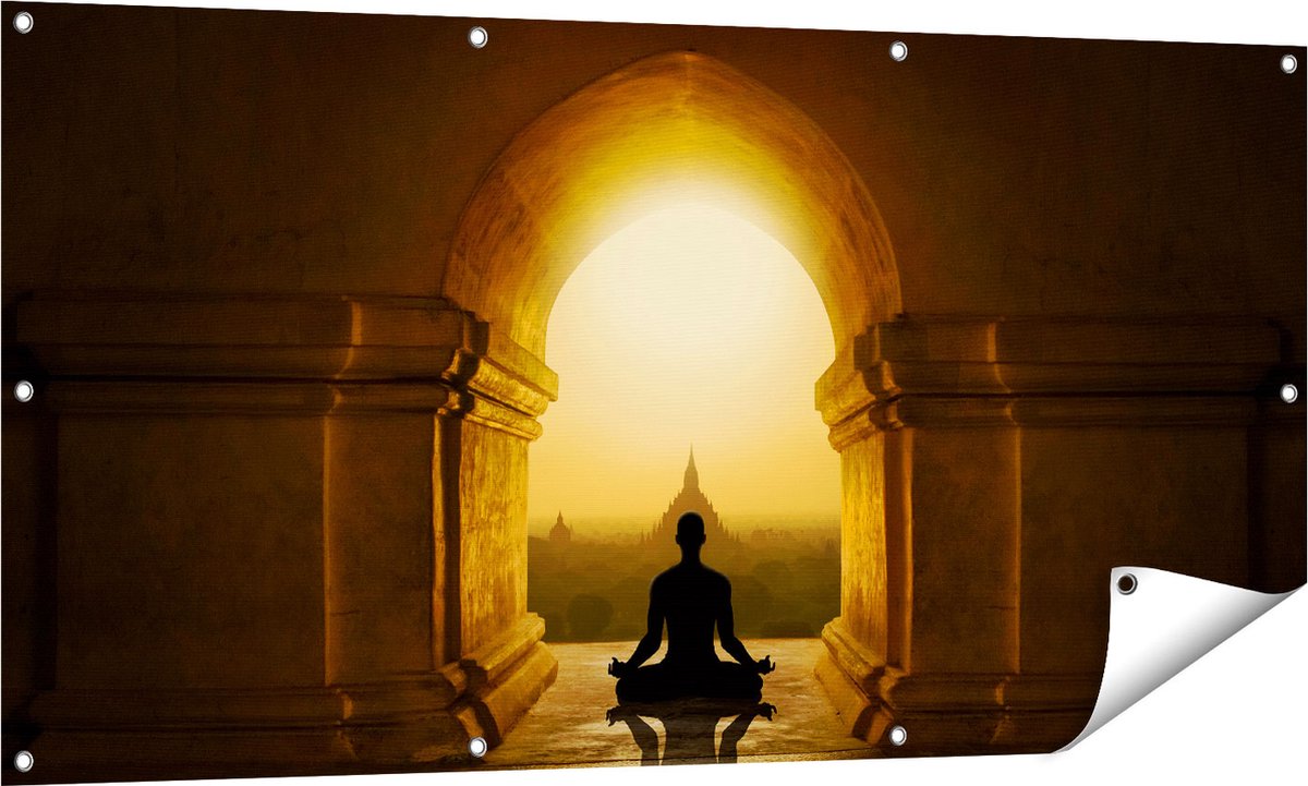 Gards Tuinposter Man Doet Yoga in een Boeddha Tempel - 140x70 cm - Tuindoek - Tuindecoratie - Wanddecoratie buiten - Tuinschilderij Multikleur