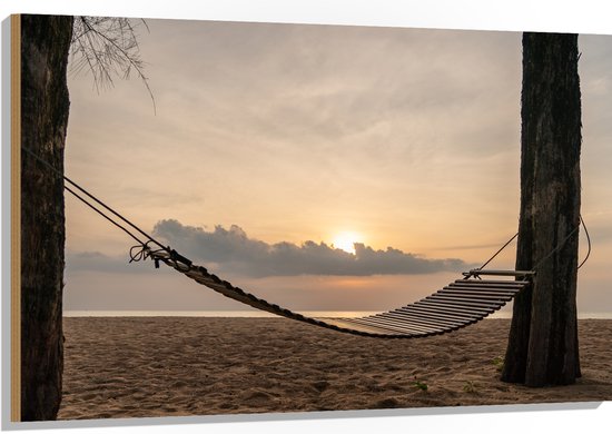 Hout - Houten Hangmat tussen Hoge Bomen op het Strand bij Ondergaande Zon - 120x80 cm - 9 mm dik - Foto op Hout (Met Ophangsysteem)