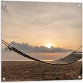 Tuinposter – Houten Hangmat tussen Hoge Bomen op het Strand bij Ondergaande Zon - 80x80 cm Foto op Tuinposter (wanddecoratie voor buiten en binnen)