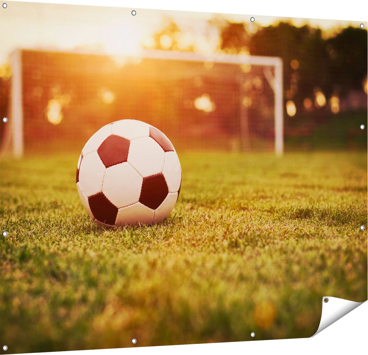 Gards Tuinposter Voetbal met Goal tijdens Zonsondergang - 150x120 cm - Tuindoek - Tuindecoratie - Wanddecoratie buiten - Tuinschilderij Multikleur