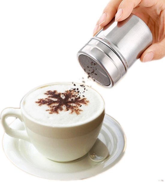Roestvrijstalen strooier met fijne zeef die cacao op een cappuccino strooit, waardoor een ster van chocolade ontstaat.