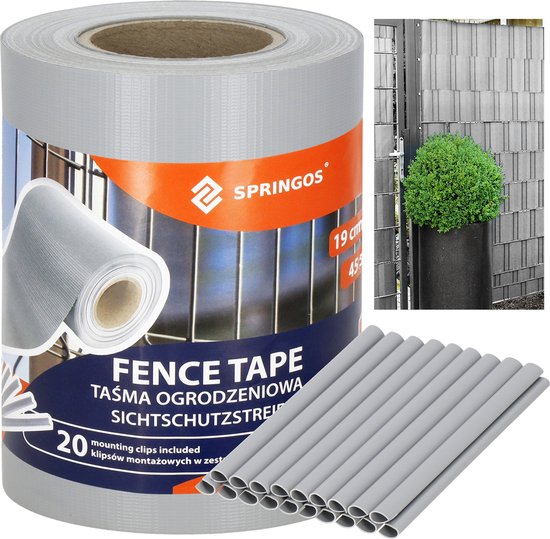 Rol grijze vlechtband met 'FENCE TAPE' erop, 20 montaged clips inbegrepen. Naast de rol liggen 20 grijze kunststof buisjes. Rechtsboven een detail van de reeds geplaatste schutting met plant.