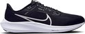 Zwarte Nike Air Zoom Pegasus 40 hardloopschoen, zijaanzicht, met witte zool.