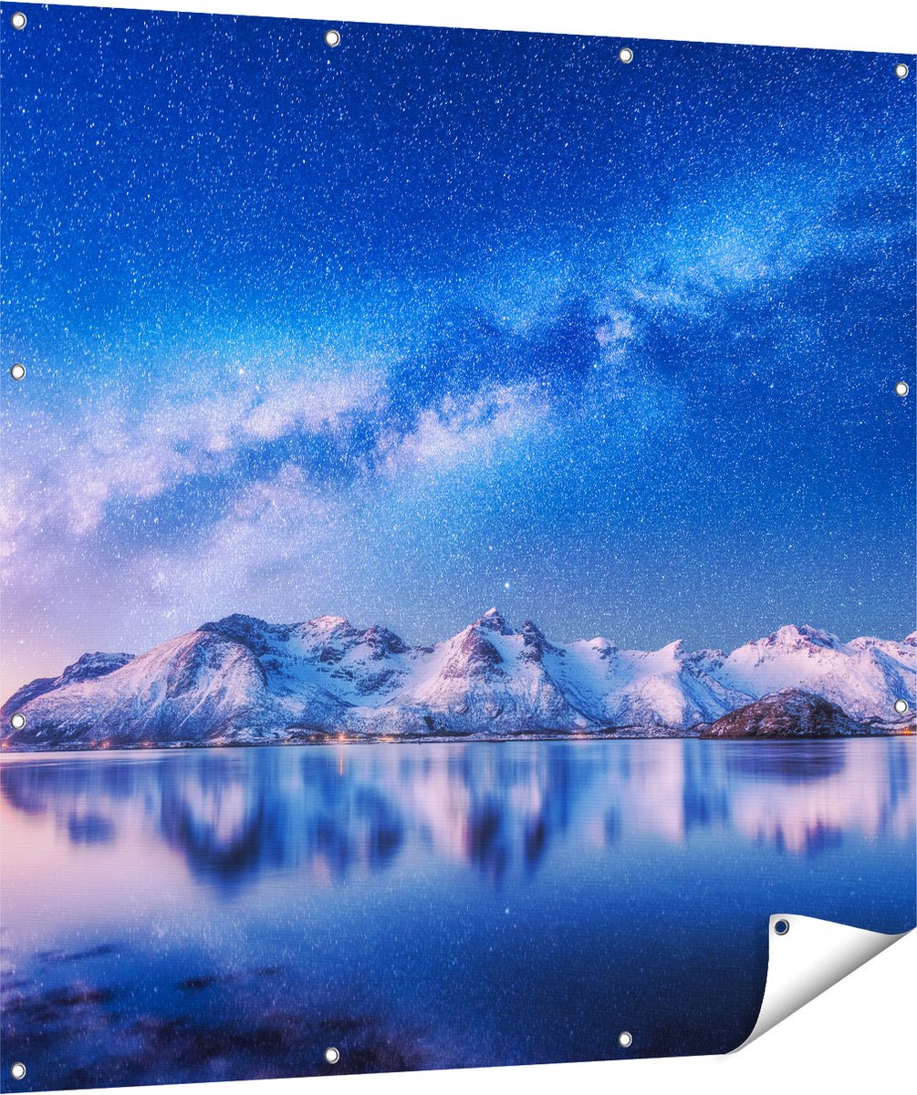 Gards Tuinposter Melkweg bij Besneeuwde Bergen - 120x120 cm - Tuindoek - Tuindecoratie - Wanddecoratie buiten - Tuinschilderij Multikleur