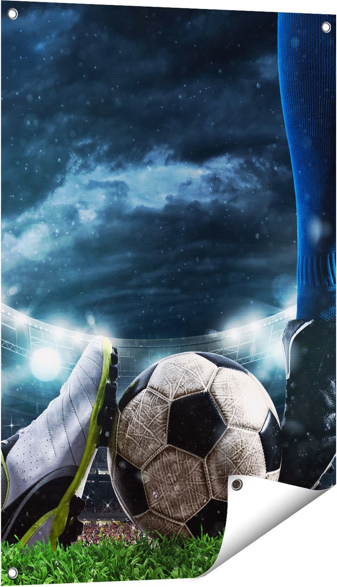 Gards Tuinposter Voetbal Sliding op de Bal in het Stadion - 60x90 cm - Tuindoek - Tuindecoratie - Wanddecoratie buiten - Tuinschilderij Multikleur