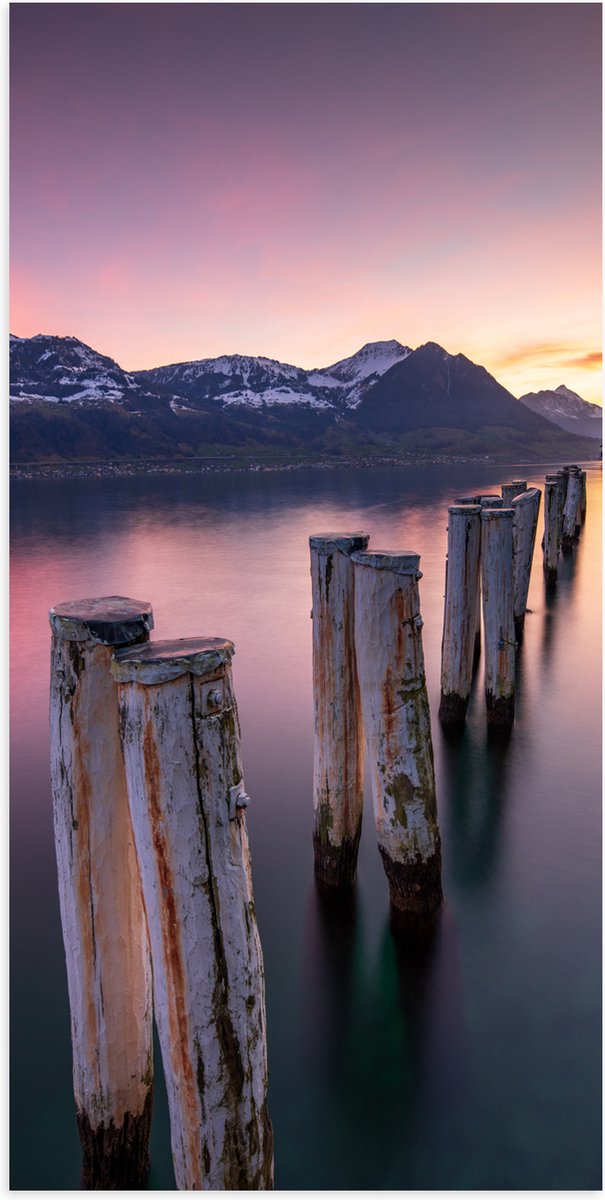 Poster (Mat) - Houten Palen in het Meer van Berggebied tijdens Zonsondergang met Paarse Gl