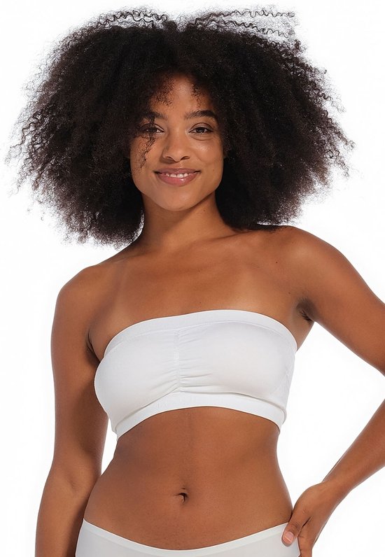 Model met grote bos krullend haar in witte strapless BH met ruches.