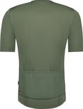 Achterkant van olijfgroen fietsshirt met korte mouw, drie achterzakken.