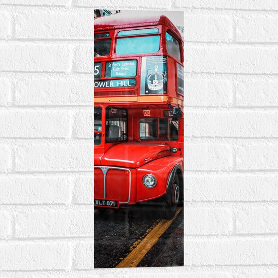 Muursticker - Traditionele Rode Bus in Londen, Verenigd Koninkrijk - 20x60 cm Foto op Muursticker