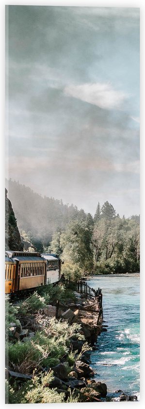Acrylglas - Gele Trein langs Begroeide Bergen en Stromende Rivier - 20x60 cm Foto op Acrylglas (Wanddecoratie op Acrylaat)