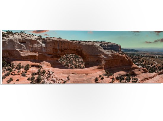 WallClassics - PVC Schuimplaat- Uitzicht vanaf Rots over Wolken en Rotsen in het Arches National Park in Utah, Amerika - 60x20 cm Foto op PVC Schuimplaat