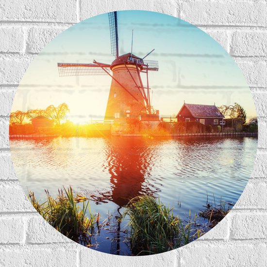 WallClassics - Muursticker Cirkel - Zonlicht langs Hollandse Molen aan het Water - 60x60 cm Foto op Muursticker