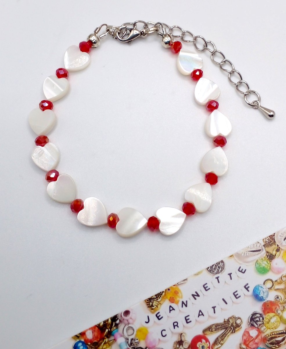 Jeannette-Creatief® - Beach - Schelphartjes - Schelparmbanden - Rode Facetkralen - Armband - Schelphartjes kralen - Zilverkleurige Sluiting - Love - Armband - Witte armband - Rode armband - Schelpenarmband