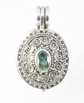 Traditioneel fijn bewerkt zilveren medaillon met groene toermalijn