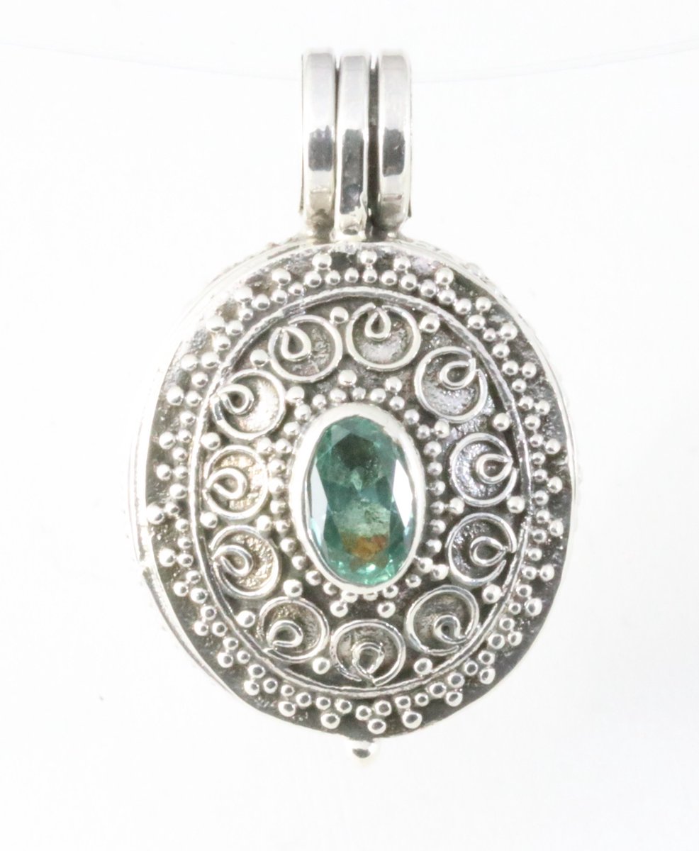 Traditioneel fijn bewerkt zilveren medaillon met groene toermalijn