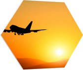 PVC Schuimplaat Hexagon - Silhouet van Passagiers Vliegtuig Wegvliegend van Zonsondergang - 70x60.9 cm Foto op Hexagon (Met Ophangsysteem)
