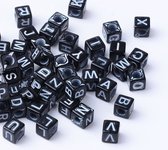 100 Zwarte Letter Cube Kralen - Zwart Wit Alfabet Cube Kralen - Zwarte Acryl Cube DIY - Vierkante Letter Kralen