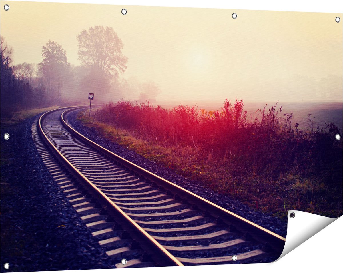 Gards Tuinposter Spoorweg Rails tijdens de Herfst met Mist - 120x80 cm - Tuindoek - Tuindecoratie - Wanddecoratie buiten - Tuinschilderij Multikleur