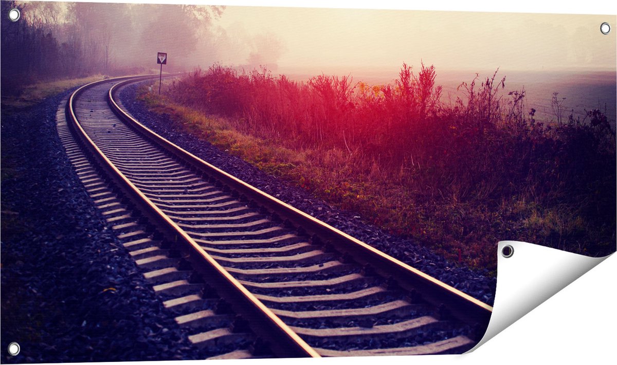 Gards Tuinposter Spoorweg Rails tijdens de Herfst met Mist - 100x50 cm - Tuindoek - Tuindecoratie - Wanddecoratie buiten - Tuinschilderij Multikleur
