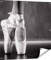 Gards Tuinposter Ballet Schoenen van een Ballerina - Zwart Wit - 90x90 cm - Tuindoek - Tuindecoratie - Wanddecoratie buiten - Tuinschilderij